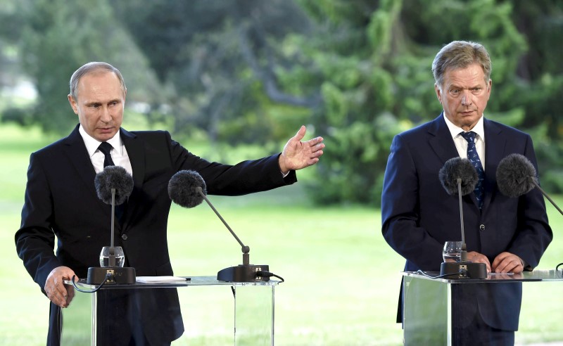 © Reuters. Russia's President Putin gestures during his joint press conference with Finland's President Niinisto at Kultaranta summer residence in Naantali