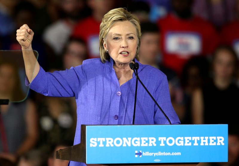 © Reuters. Democratic U.S. presidential candidate Hillary Clinton speaks at a campaign rally in Cincinnati