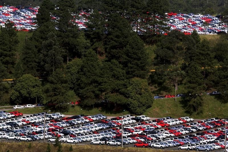 © Reuters. Veículos novos são vistos em pátio de montadora em São Bernardo do Campo, Brasil, no dia 6 de julho de 2015