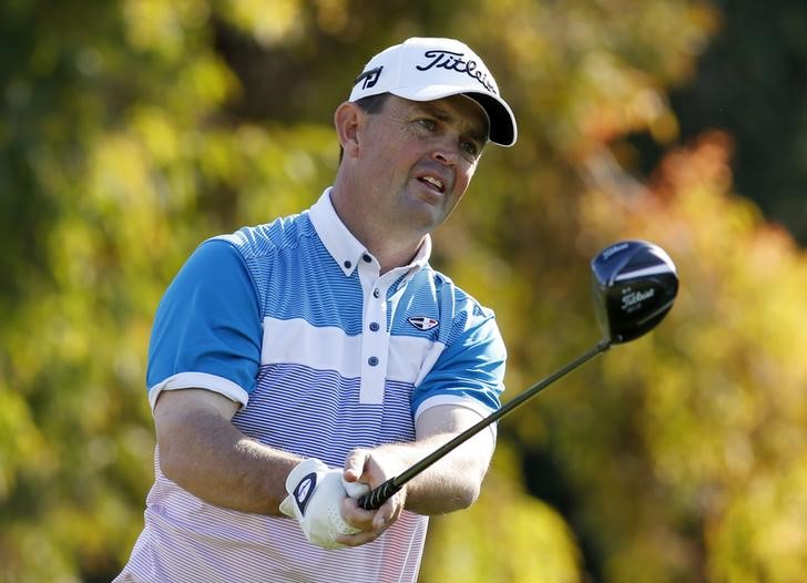 © Reuters. Greg Chalmers of Australia tees off on the second hole during the third round of the Northern Trust Open golf tournament at Riviera Country Club in Los Angeles