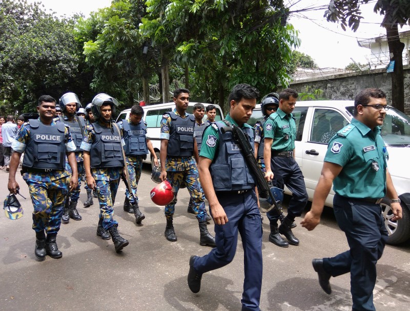 © Reuters. Security personnel are seen near the Holey Artisan restaurant hostage site, in Dhaka, Bangladesh
