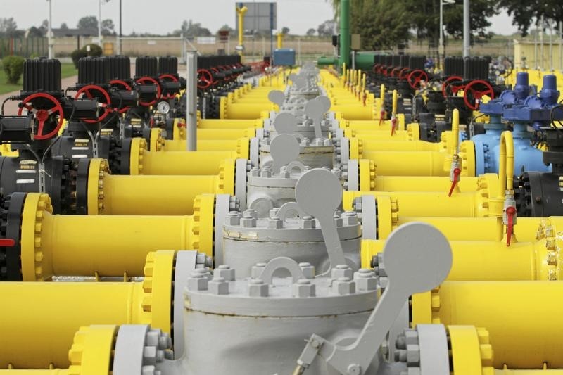 © Reuters. Valves and pipelines are pictured at the Gaz-System gas distribution station in Gustorzyn, central Poland