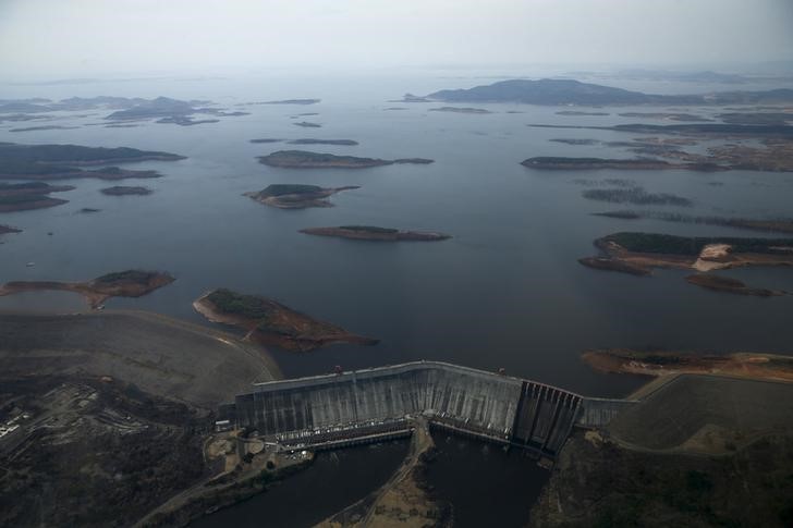 © Reuters. Venezuela suspenderá el racionamiento eléctrico al recuperarse un gran embalse