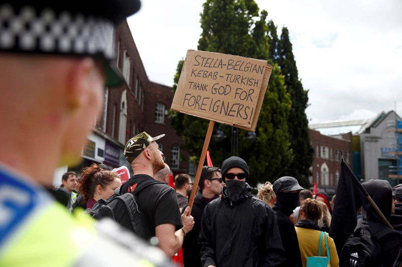 © Reuters. People hold banners during a demonstration following Britain's decision to leave the European Union, in Southampton