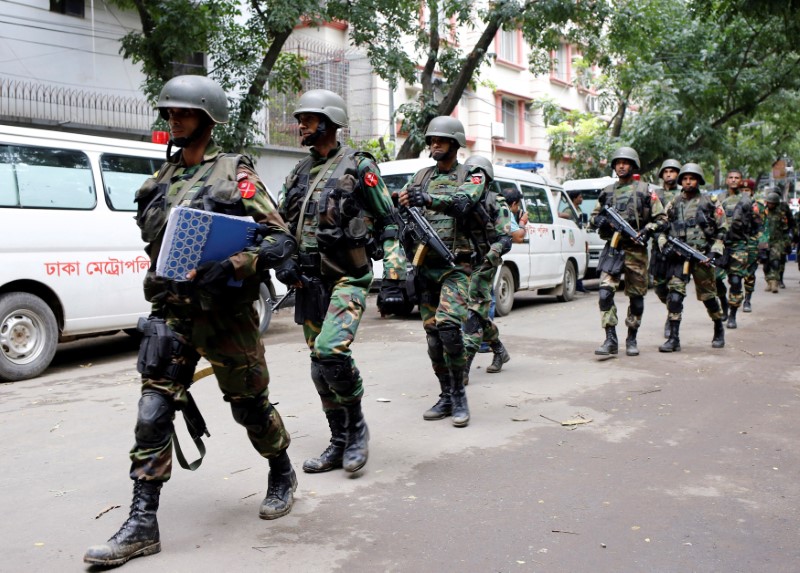 © Reuters. VINGT CIVILS TUÉS PAR DES ISLAMISTES DANS UN RESTAURANT AU BANGLADESH