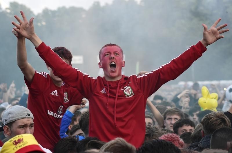 © Reuters. Gales vence 3-1 a Bélgica y se clasifica para semifinales de Eurocopa