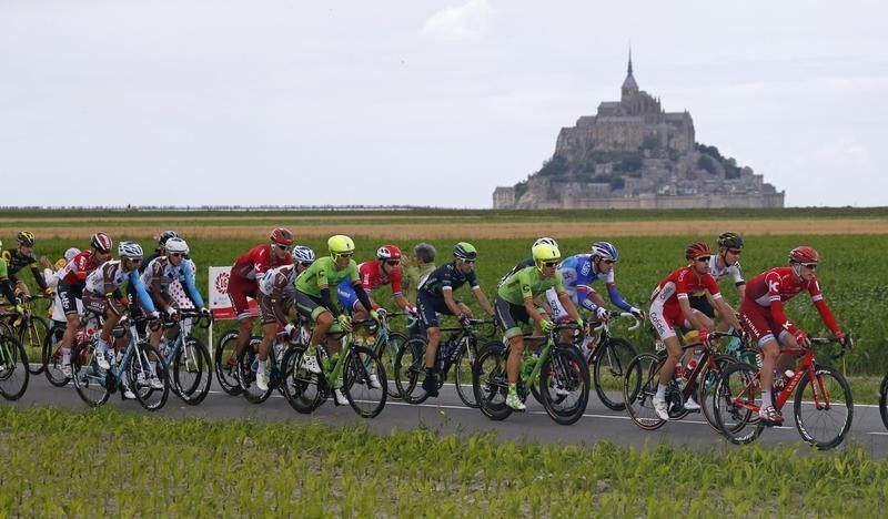 © Reuters. Contador se cae durante la primera etapa del Tour de Francia