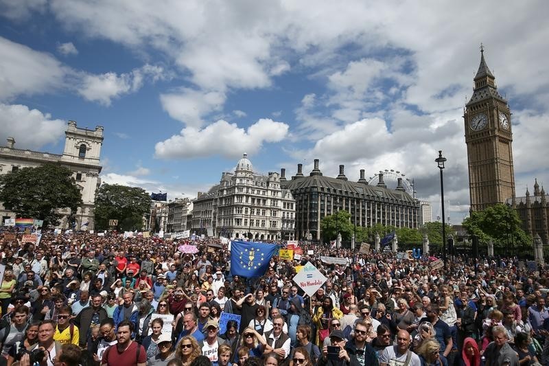 © Reuters. Miles de manifestantes toman el centro de Londres para protestar contra el Brexit