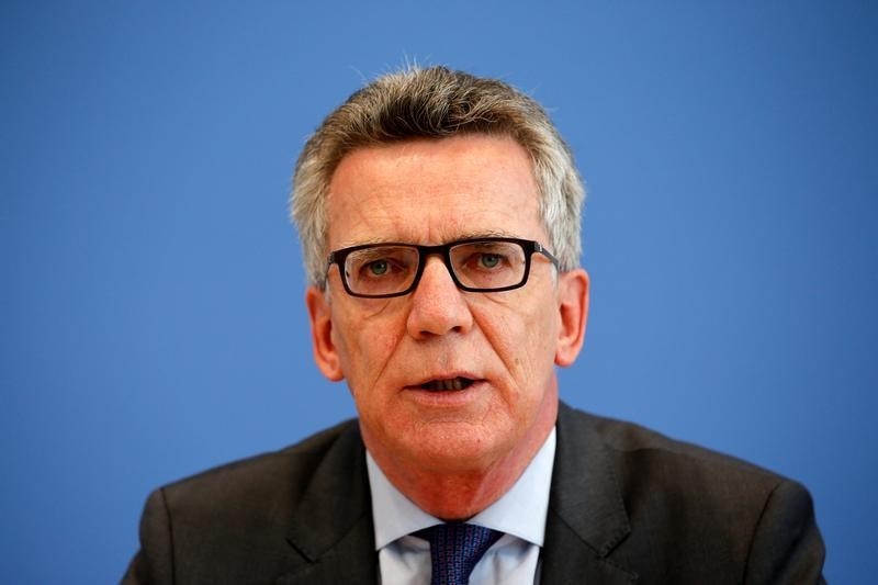 © Reuters. German Interior Minister de Maiziere addresses a news conference to introduce the 2015 report by the German Federal Office for the Protection of the Constitution on threats to the constitution in Berlin