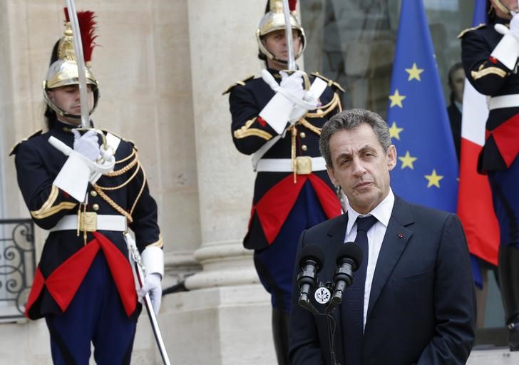 © Reuters. Nicolas Sarkozy, head of France's Les Republicains political party and former French president talks to journalists following a meeting with the French President after Britain's vote to leave the European Union, at the Elysee Palace in Paris