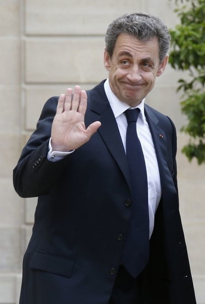 © Reuters. رئيس فرنسا السابق ساركوزي يقول إنه سيتنحى عن زعامة حزب الجمهوريين