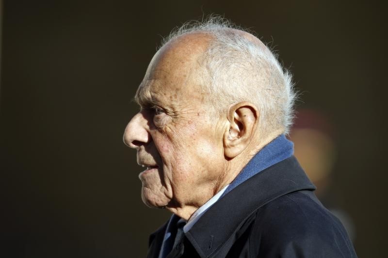 © Reuters. Former French Prime Minister Michel Rocard arrive to attend the "France is committed to climate. Go COP21 !" event at the Elysee Palace in Paris