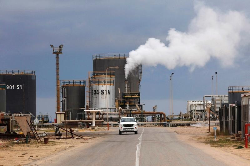 © Reuters. اتفاق مسؤولي النفط في ليبيا على تشكيل مؤسسة واحدة للقطاع