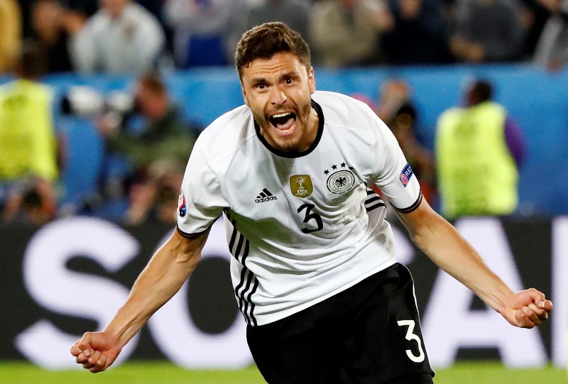 © Reuters. El futbolista alemán Jonas Hector celebra tras marcar el penal que derrotó a Italia en el partido de cuartos de final de la Eurocopa de Francia celebrado en Burdeos.