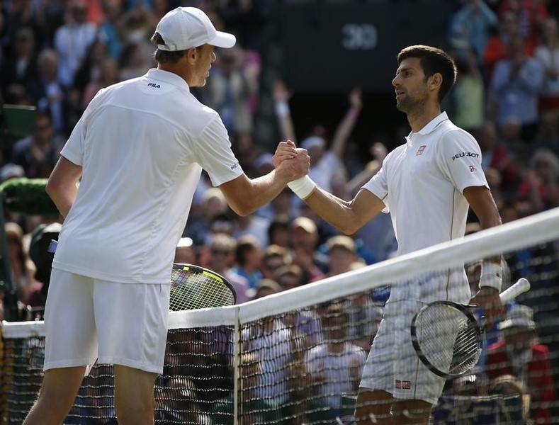 © Reuters. El estaounidense Sam Querrey saluda a Novak Djokovic tras ganar el partido y dejar al serbio fuera de Wimbledon