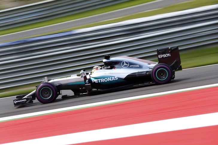 © Reuters. El británico Lewis Hamilton, durante la sesión de clasificación del Gran Premio de Austria