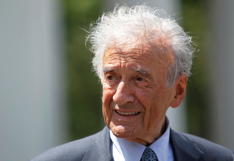 © Reuters. El escritor, premio Nobel de la Paz y superviviente del Holocausto Elie Wiesel, durante una visita a la Casa Blanca.