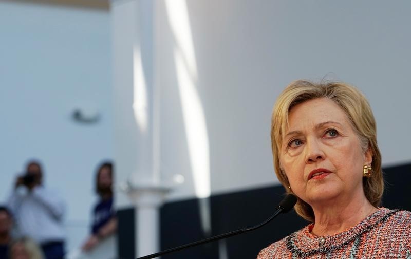 © Reuters. La aspirante presidencial demócrata Hillary Clinton habla en un encuentro tecnológico en Denver, EEUU.