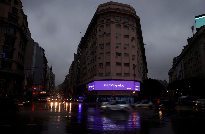 © Reuters. An advertising electronic board reads "Lio Messi don't go" in Buenos Aires