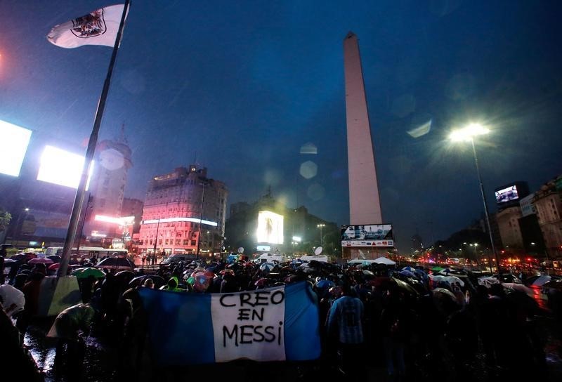 © Reuters. أرجنتينيون يتظاهرون في الشوارع لمطالبة ميسى بالعدول عن قرار الاعتزال دوليا