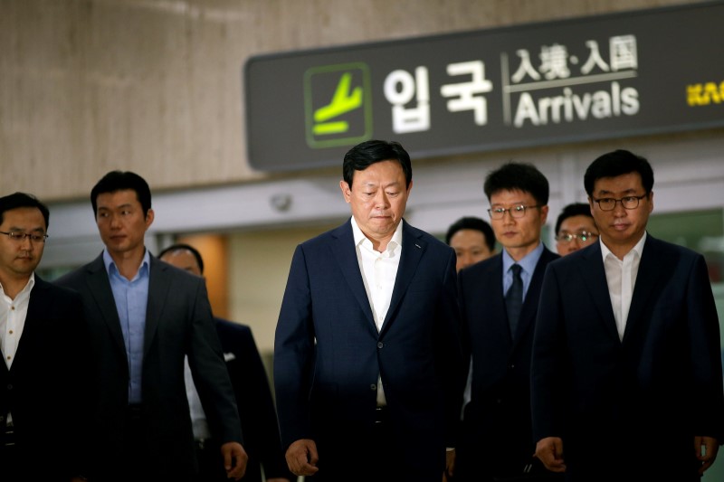 © Reuters. Lotte Group Chairman Shin Dong-bin arrives at Gimpo Airport in Seoul, South Korea