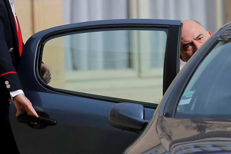 © Reuters. European Economic and Financial Affairs Commissioner Pierre Moscovici leaves a meeting after Britain voted to leave the European Union, at the Elysee Palace in Paris, France