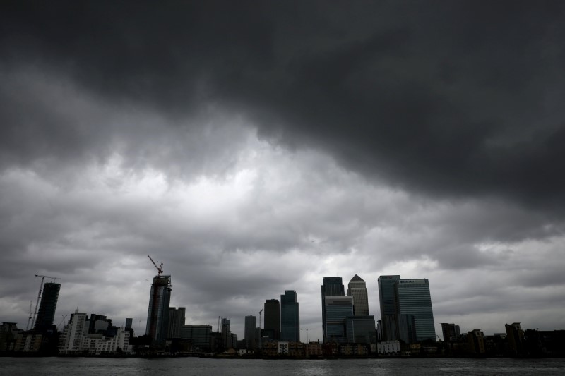 © Reuters. Rain clouds pass over Canary Wharf financial financial district in London
