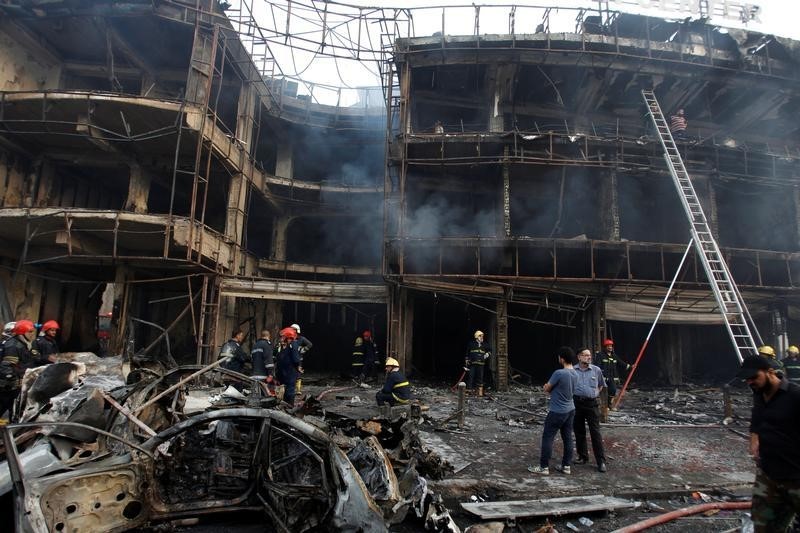 © Reuters. Al menos 82 muertos en dos atentados en Bagdad, según policía y médicos