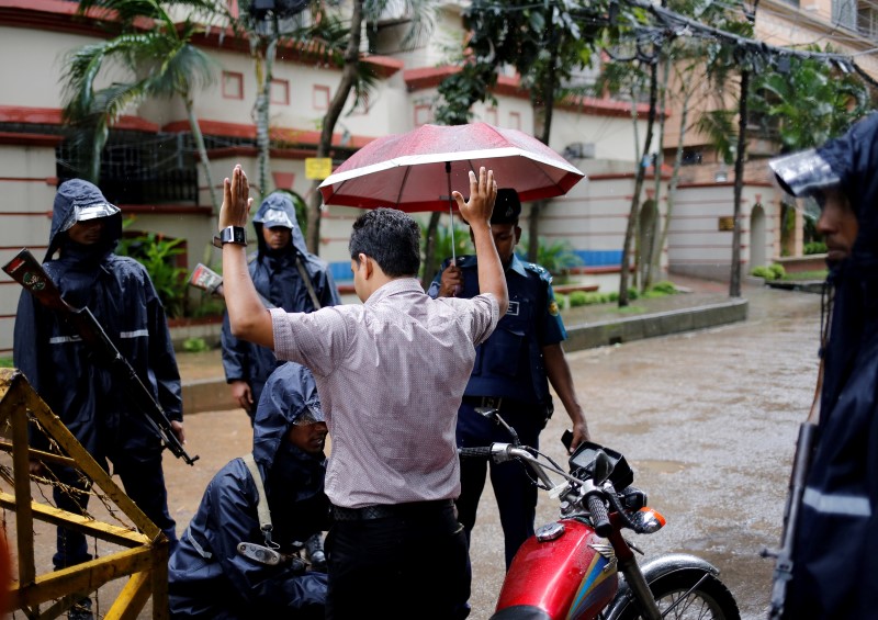 © Reuters. LES TIREURS DE DACCA ÉTAIENT BANGLADAIS, CINQ CONNUS DE LA POLICE