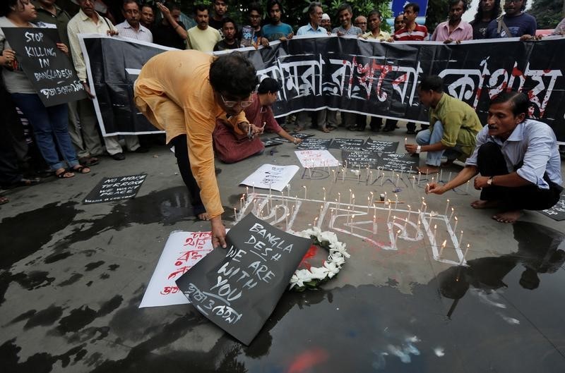 © Reuters. Ciudadanos bangladesíes estuvieron tras el ataque al restaurante