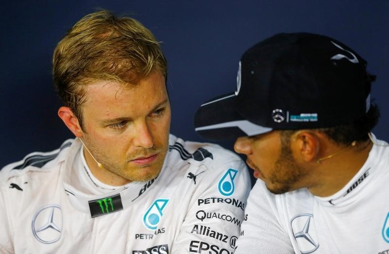 © Reuters. Hamilton gana el Gran Premio de Austria tras un incidente con Rosberg en la última vuelta