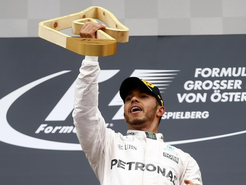 © Reuters. هاميلتون يفوز بسباق النمسا للسيارات بعد نهاية مثيرة