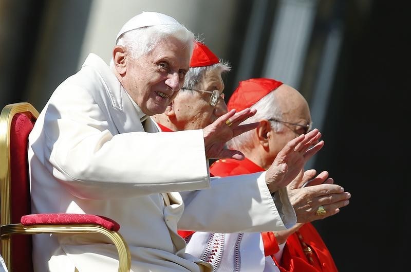 © Reuters. البابا بنديكت في مذكراته: مجموعة ضغط مؤيدة للمثليين حاولت التأثير على قرارات الفاتيكان