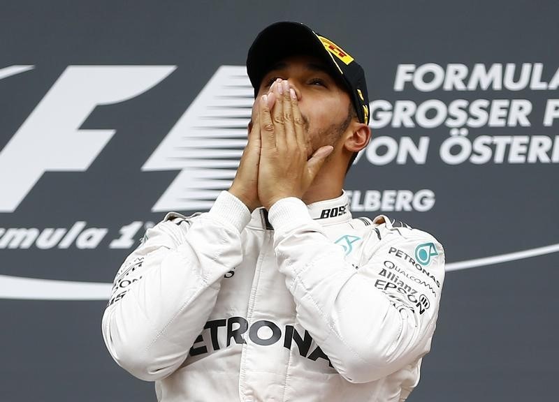 © Reuters. Hamilton es abucheado en podio de Austria tras incidente con Rosberg en última vuelta