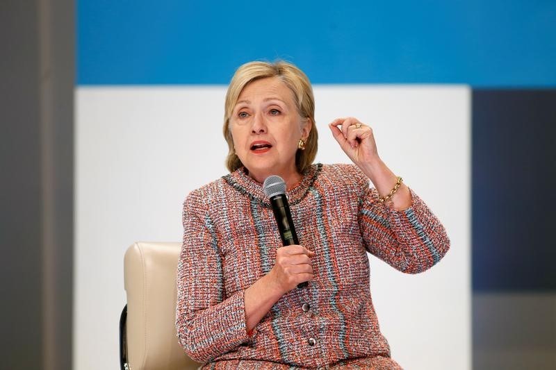 © Reuters. Democratic Presidential Candidate Hillary Clinton speaks at a town hall discussion with digital content creators in Los Angeles, California