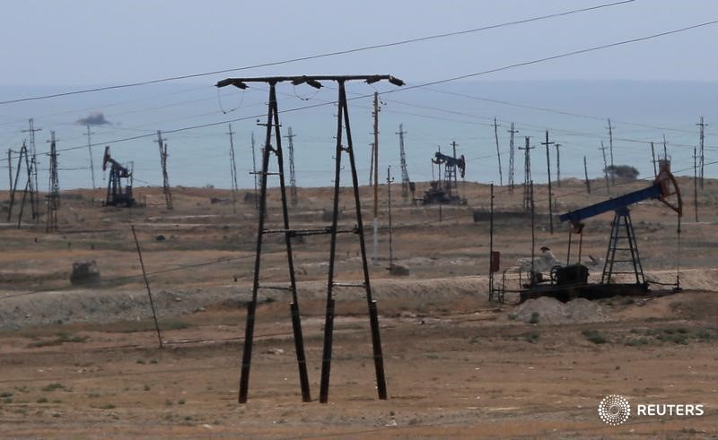 © Reuters. Oil pumps are pictured at oil field outside Siazan