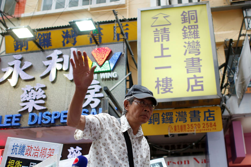 © Reuters. Bookseller Lam Wing-kee waves to supporters outside his Causeway Bay Books bookstore in Hong Kong