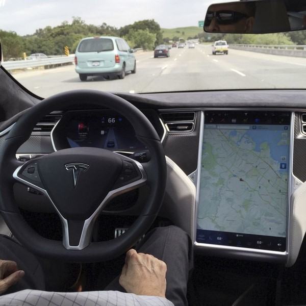 © Reuters. The interior of a Tesla Model S is shown in autopilot mode in San Francisco