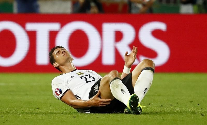 © Reuters. Mario Gómez se perderá el resto de Eurocopa, Khedira y Schweinsteiger son duda