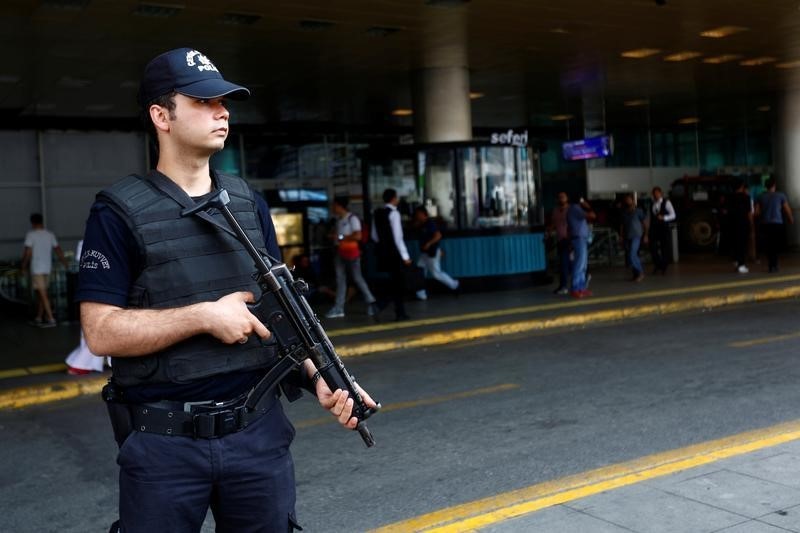 © Reuters. Prisión preventiva para 13 detenidos por el atentado en aeropuerto de Estambul