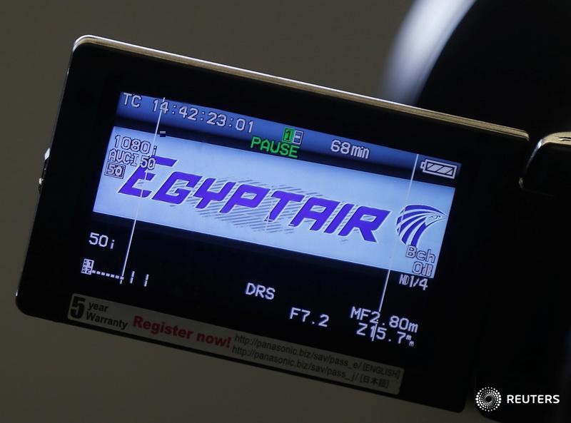 © Reuters. LES RESTES HUMAINS DU VOL D'EGYPTAIR ACHEMINÉS À ALEXANDRIE