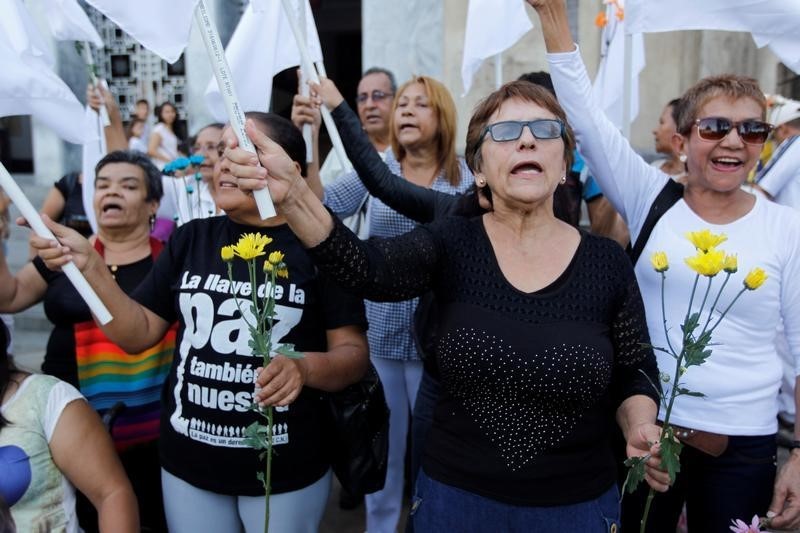 © Reuters. Los colombianos se inclinan por votar a favor de la paz en plebiscito