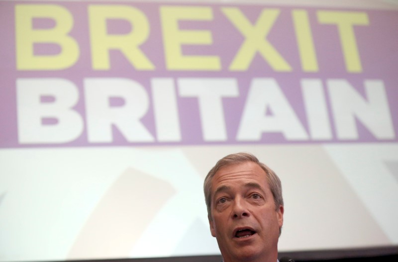 © Reuters. NIGEL FARAGE, LE LEADER PRO-BREXIT, QUITTE LA TÊTE DU PARTI UKIP