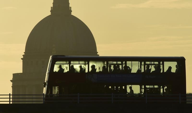 © Reuters. Un bus attraversa il Waterloo Bridge a Londra