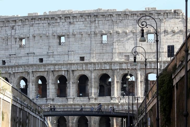 © Reuters. Roma, una veduta sul Colosseo restaurato