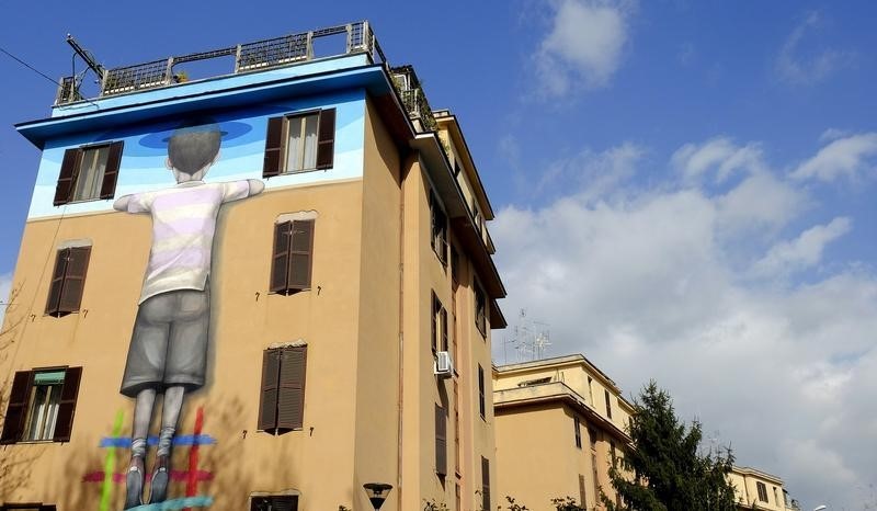 © Reuters. Un graffiti su una palazzina di appartamenti a Roma