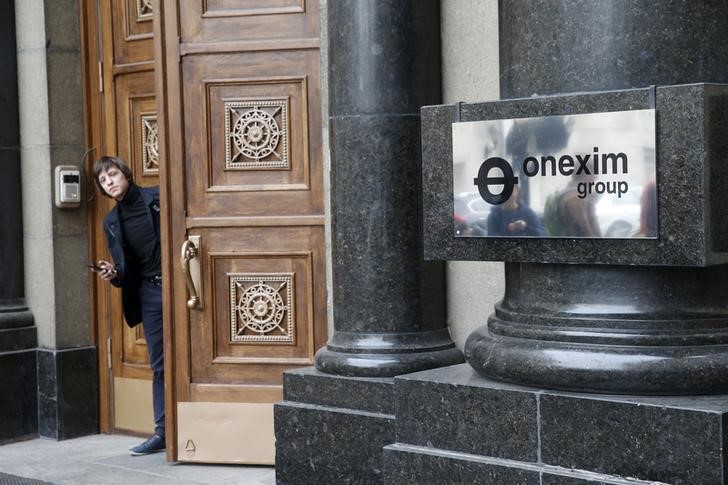 © Reuters. A man looks out of the Onexim group office building in Moscow