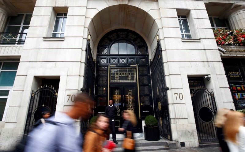 © Reuters. Pedestrians walk past the offices of law firm Mischcon de Reya in central London