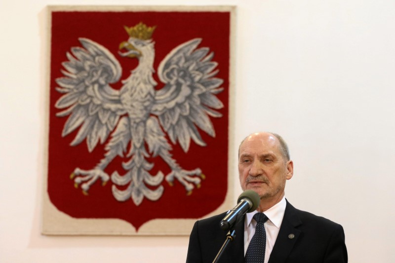 © Reuters. Defence Minister Macierewicz speaks during a ceremony to announce the decision of relaunching an inquiry into the death of President Lech Kaczynski in a plane crash in Russia in 2010, in Warsaw