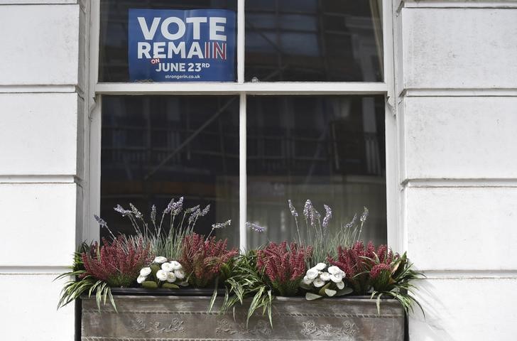 © Reuters. A vote Remain poster is seen in a window in Chelsea, London